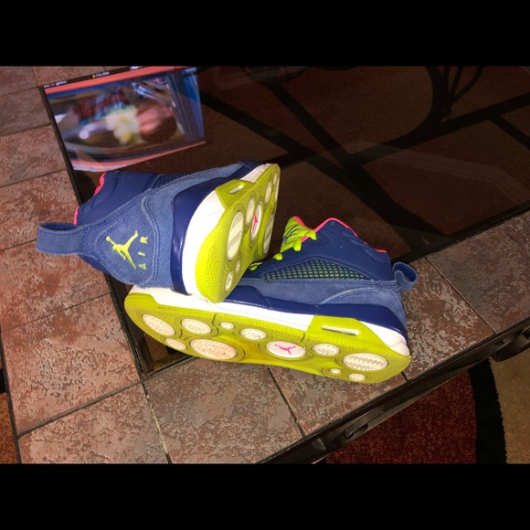 Jordan Flight Size 6M Ladies (Like New) - Picture 3 of 7